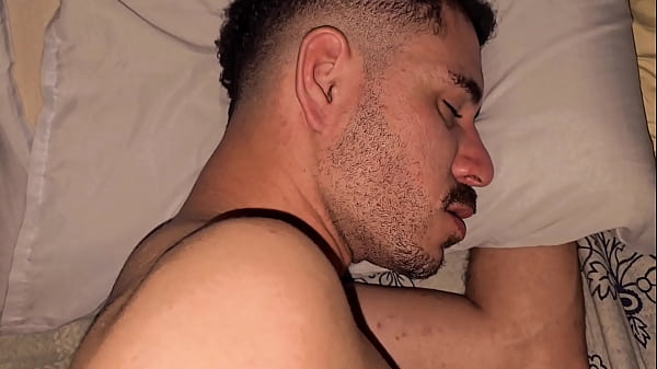 O CUZINHO CHEGA PISCA QUANDO O MACHO DA VIZINHA...