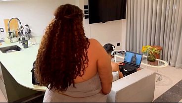 継母が義理の息子が自慰をしているところを目撃