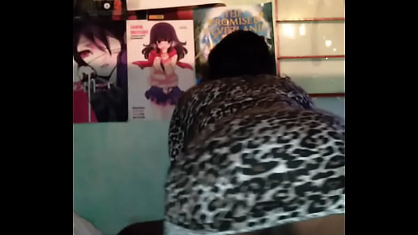 Jugando solita por la noche