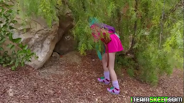 Cock hungry cosplayer Jessie Saint sucking the sutds big cock