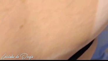 Essa enteada safada foi se exibir na cama do padrasto e acabou levando pau na sua buceta gostosa (VIDEO COMPLETO NO RED)
