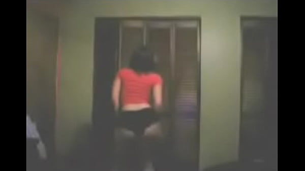 彼女の厚いお尻を振るセクシーな男女共学-