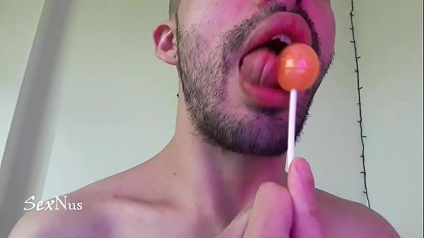 Download Video - Chupando un delicioso bomb&oacute;n en la boca