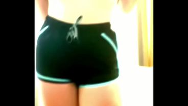 Encontre a mi Hermosa Madrastra Bailando Sexy en Traje Erotico para Las Redes Sociales y no me pude Resistir de ver Rebotando sus Grandes Nalgas