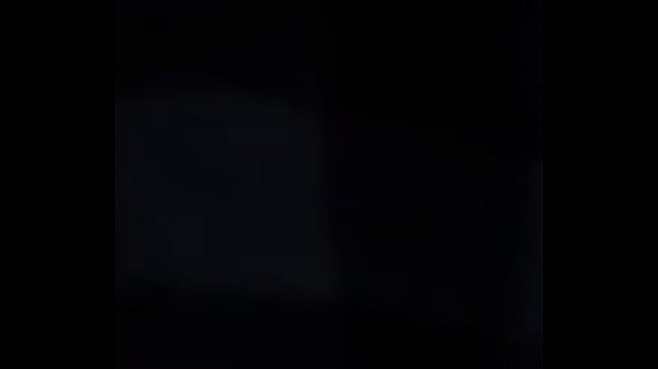 Chica sexy en tanga grita por qué le duele