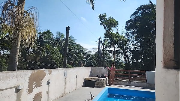 I called the bricklayer on Sunday to finish some work on the pool. But I was red, really horny, waiting... he soon jerked off and came for me.