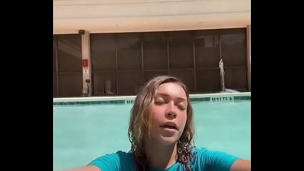 Hermosa tetona en piscina mojada