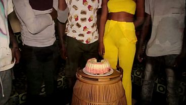 Neither seen nor known with my colleague at the office under the effect of the December cold, we decide to warm up in the office during the absence of our boss and despite the fact that he surprises u