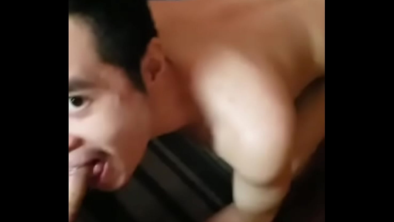 El esclavo maricón asiático Timmy Tran sirve a un hombre de verdad
                    asian domination fetish slave gay twink maledom barefoot foot worship muchos negros