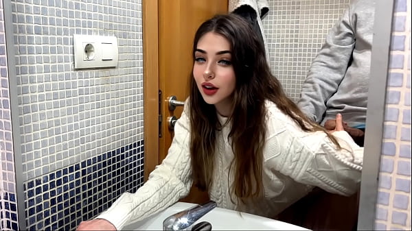 Download Video - Mi casero viene a cobrar el alquiler&comma; mientras mi novio esta en la cocina mi casero me folla ido en el ba&ntilde;o