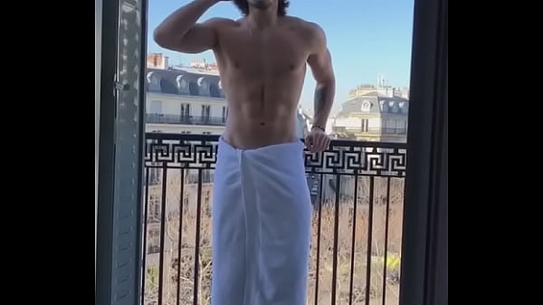 Ai tuột cái khăn ra giùm tui coi!