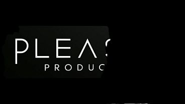 Dona de casa faz a festa com dois vizinhos.