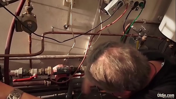 My step sister looks for daddy love has sex with old man repairman pussy