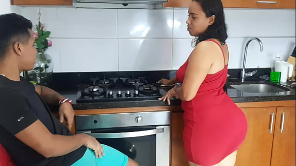 Download Video - Me caliento viendo el enorme culo de la madrastra de mi mejor amigo Parte 1