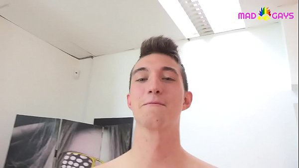 Download Video - Ni&ntilde;ato guap&iacute;simo con cipot&oacute;n y huevazos llenos de leche