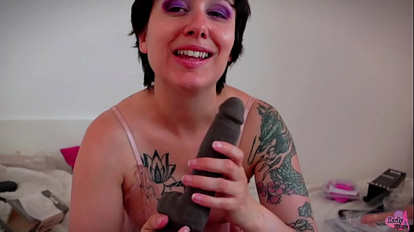 Extrait de ma dernière vidéo amateur !Je joue avec mon gros gode noir et ...