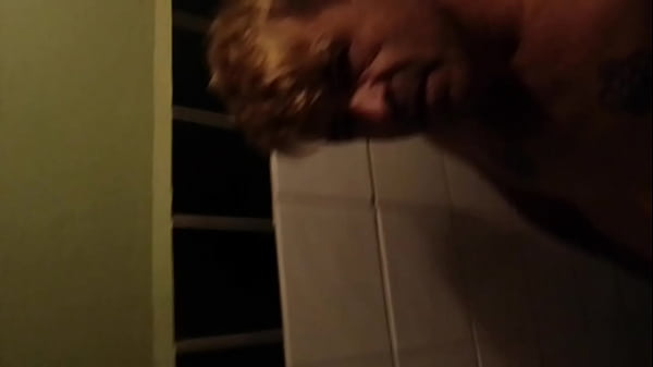 Pisser Dans La Salle De Bain