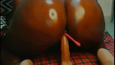 オイルを塗ったBBWが乗馬する