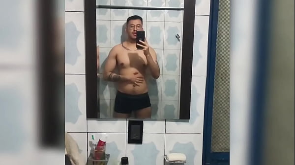 Joven hetero graba video masturbando sus 19cm d...