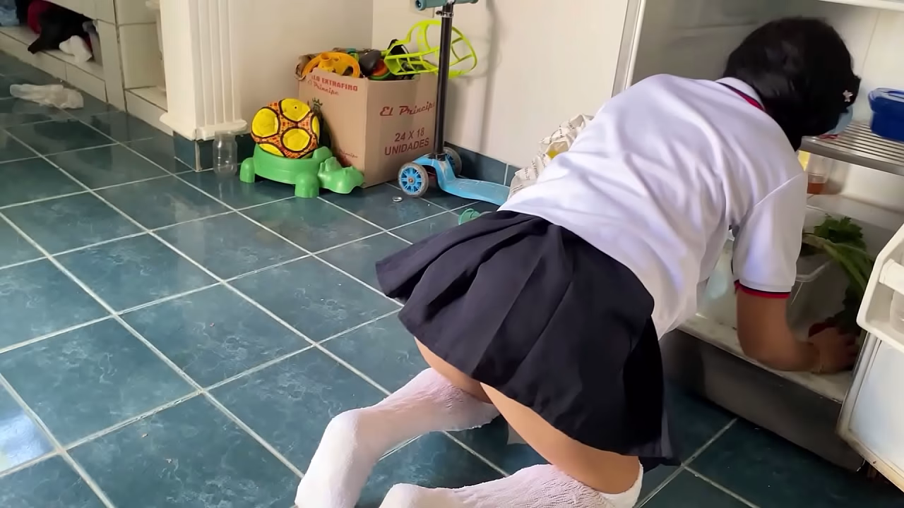 Padrastro Pervertido no se Aguanta la Calentura y le Mete la Verga Directo al Co&ntilde_o a su Hijastra Flaca de Escuela sin Pedir Permiso