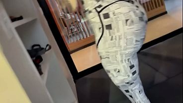 激しいトレーニングの後、ジムのトイレでパーソナルトレーナーとセックスする。