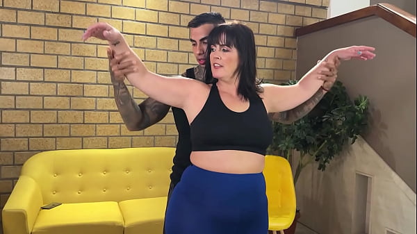 Handsome tattooed personal trainer attends to a big ass milf and he recommends her to do cardio