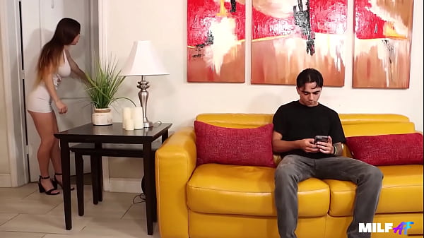 Trai&ccedil;&atilde;o no Quarto de H&oacute;spedes Vizinho Come&ccedil;a Com Oral da Esposa do Corno