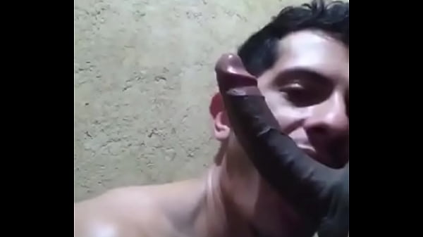 Download Video - Mamando v&aacute;rios moleques pirocudos e tomando v&aacute;rias leitaras