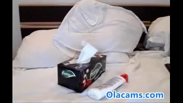 Young shaved-pussy live on webcam