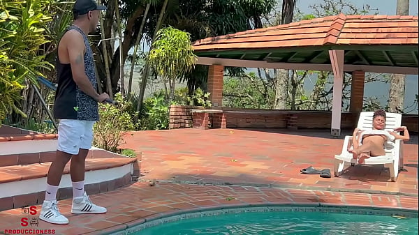 Download Video - QUE RICO COGERME AL EMPLEADO  DE LA PISCINA EN SU CUARTO DE HERRAMIENTA 1 PARTE