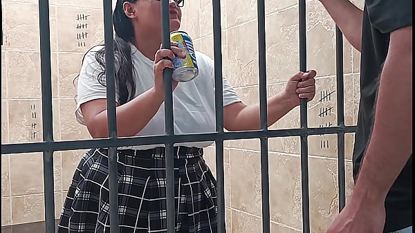 Melody_tarly - Estudiante adolecente se deja follar su estrecho coño en la cárcel