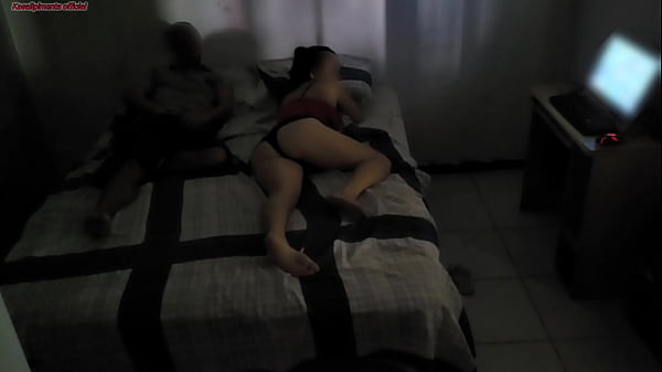 Download Video - madrasta divide a cama com enteado devido reforma de seu quarto