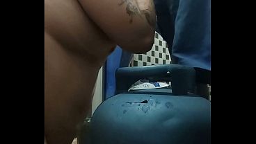 ENTREGADOR DE G&Aacute;S BBC ENCHEU A BOCA DE LEITE DA BBW TRANS - MAMIFERA RJ021