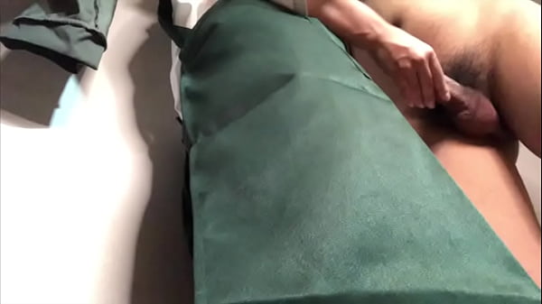 【人妻】クローゼットの中でス◯バ店員人妻が店長に...