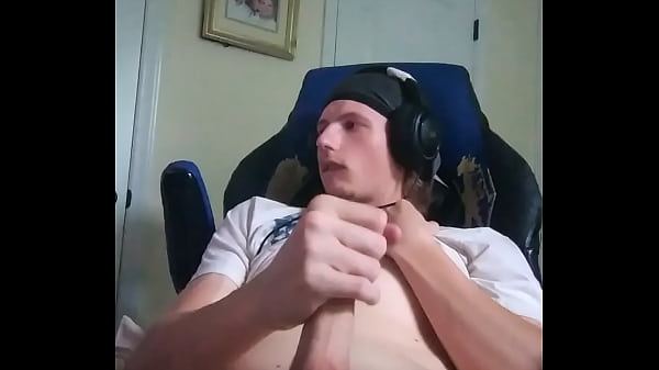 Download Video - Matthew Cole jerks off and cums all over his bed