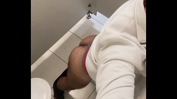 Fui comprar uma pizza, enquanto fica pronta fui...