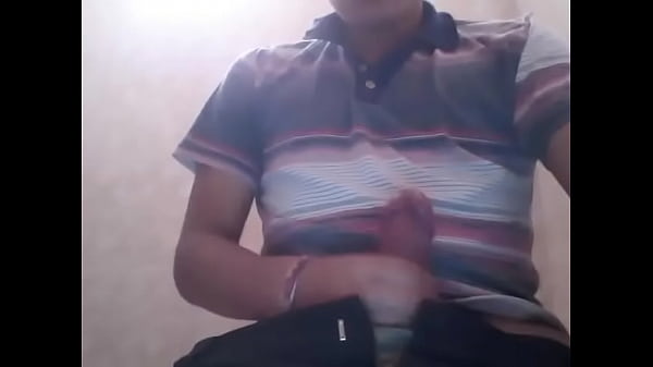 TIPO SE MASTURBA EN FRENTE DE TODOS POR WEBCAM