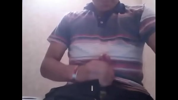 TIPO SE MASTURBA EN FRENTE DE TODOS POR WEBCAM