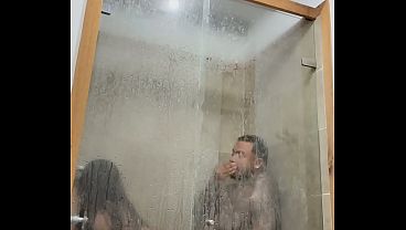 Baño caliente con mi hermanastra