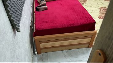 Encuentro a mi hermanastra tomando una siesta y la despierto con mi verga