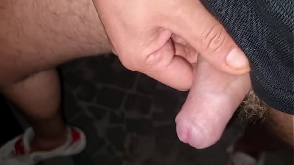 Amore e perversione sborrata pubblica e cazzo in mostra fuori casa della ex dove in passato lei gli faceva le migliori seghe e pompini