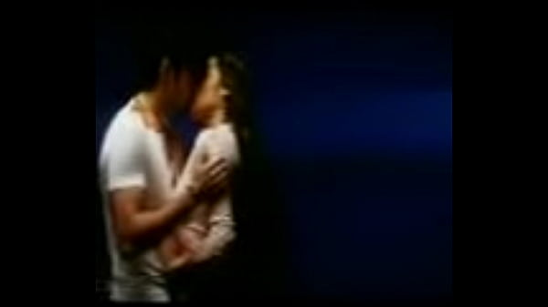 (zcelina-jaitley-emraan-hashmi-kissing-jawani-diwani