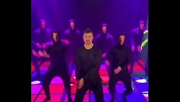 Mrbeast baila muy alegre