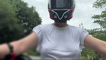 私はブラジャーを着けずに大好きなDiDiのお客さんを迎えに行き、彼はまた私の胸を触った。