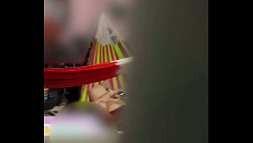 Atrap&eacute; a mi hermana menor en una videollamada con su novio! La grab&eacute; escondido desde la ventana de la otra habitaci&oacute;n