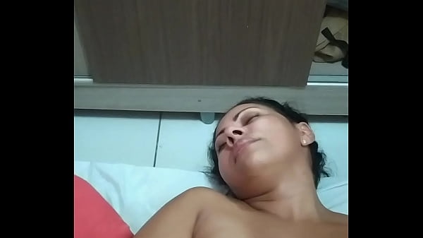 Hot bitch loves to show off her big ass and sit on the big dick Fucking her pretty pussy hard