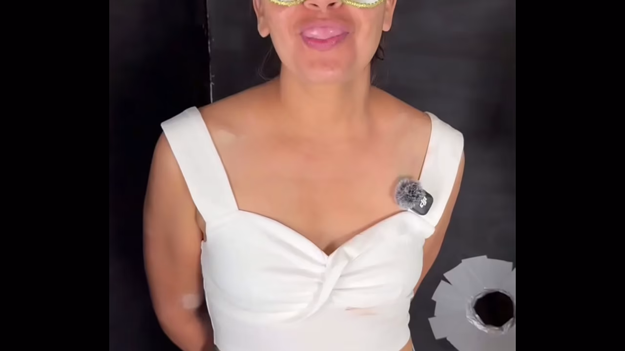 ESPOSA SOLA EN CASA LES DA SEXO ORAL A DOS LADRONES.