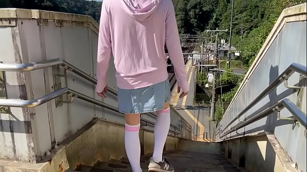 Download Video - デニムミニスカニーハイの女装子まゆちゃんがどこかの無人駅で全裸露出を楽しんでいる
