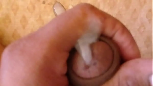 Primo eyaculando semen, grabado por amiga