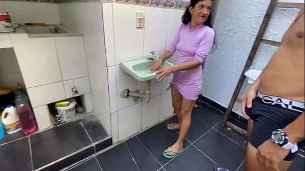 Download Video - AYUDA A SU HIJASTRA FLACA A LAVAR EL BA&Ntilde;O A CAMBIO DE SACARLE TODA LA LECHE CON SU CO&Ntilde;O